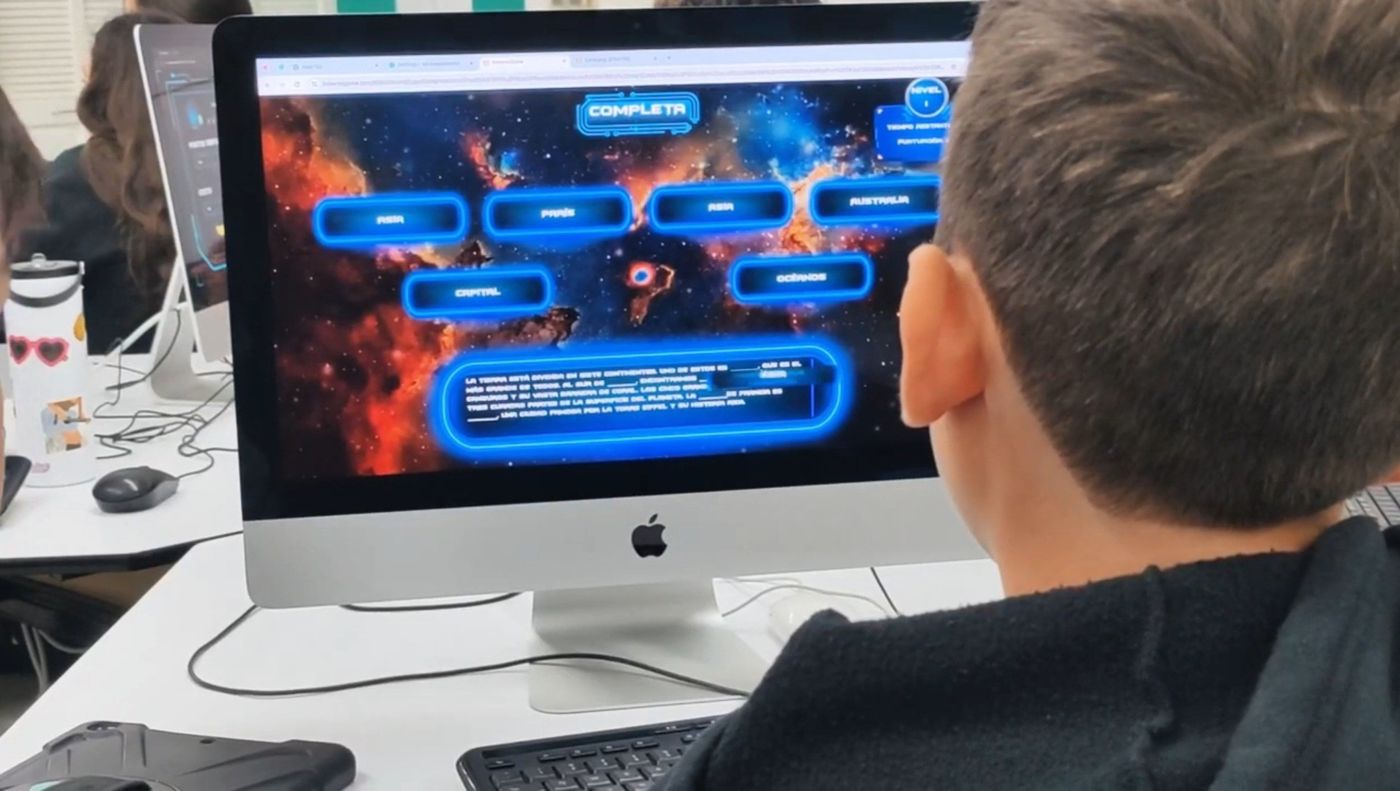 Estudiante jugando INMERSO GAME en computadora