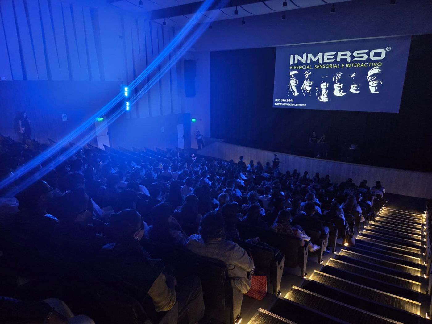 Auditorio lleno durante una función de INMERSO 4D