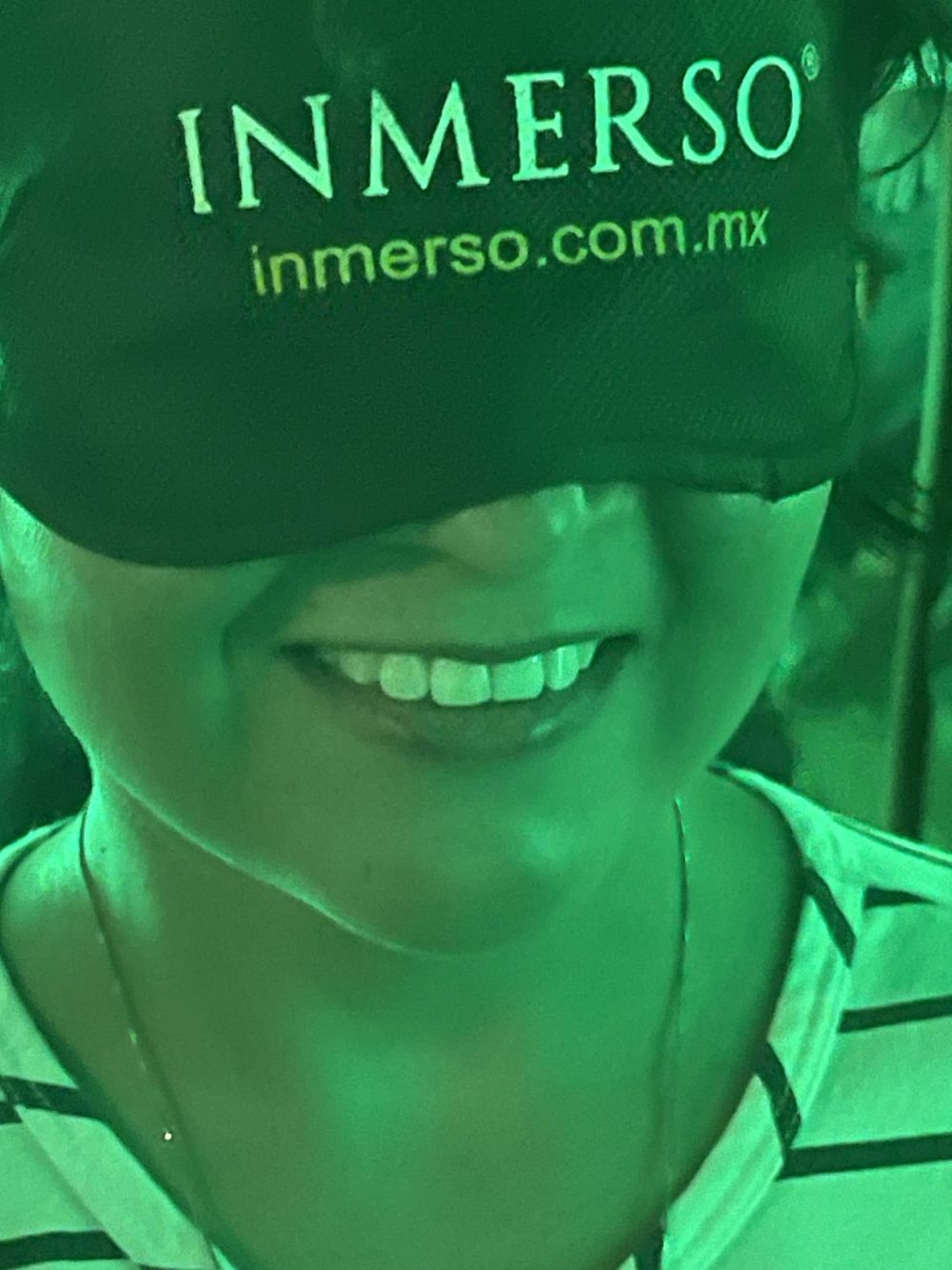 Asistente sonriendo con antifaz INMERSO
