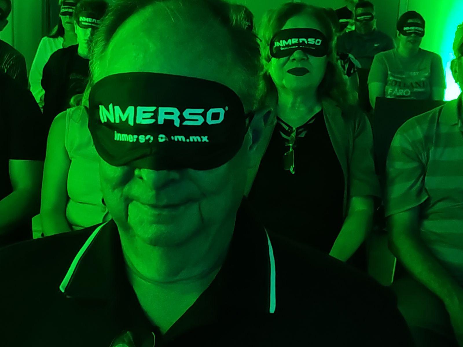 Familia viviendo INMERSO con antifaz