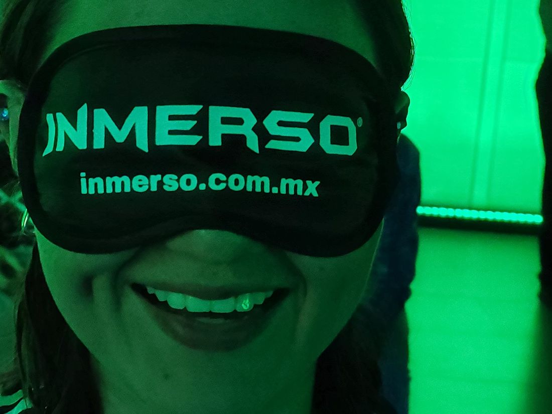 Jóvenes con antifaz INMERSO en el público