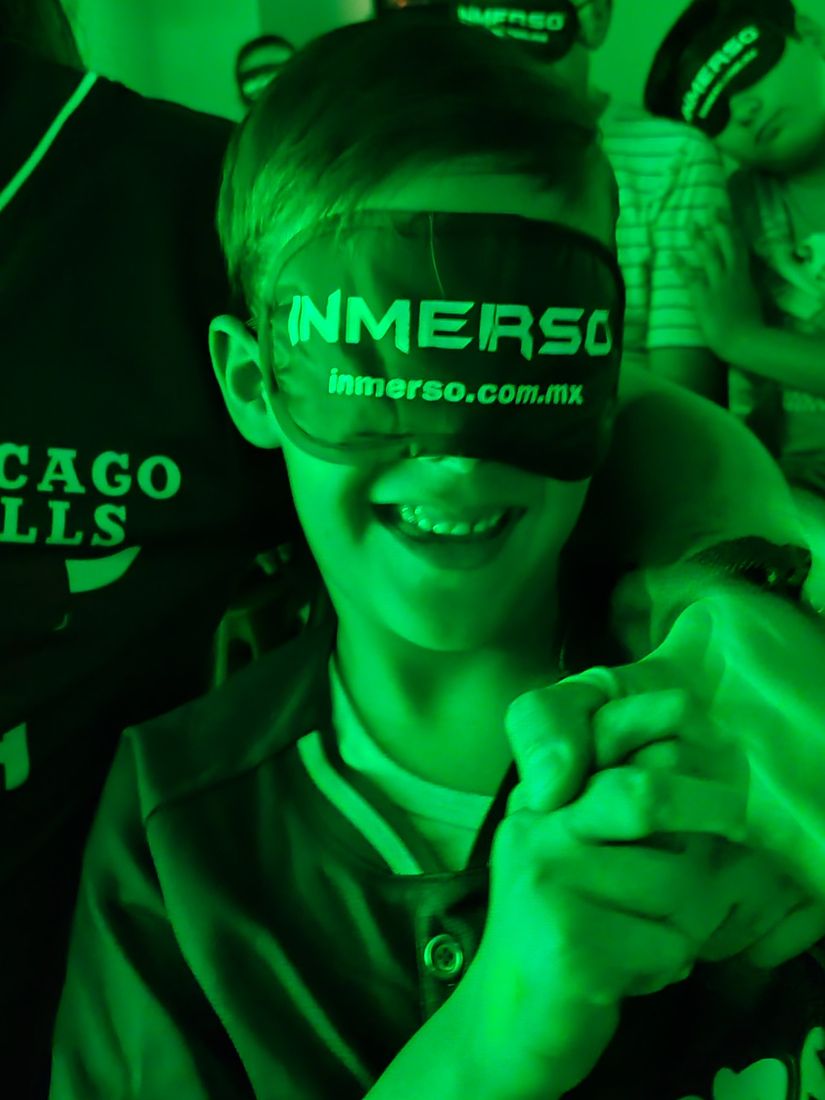 Niño sonriendo con antifaz INMERSO