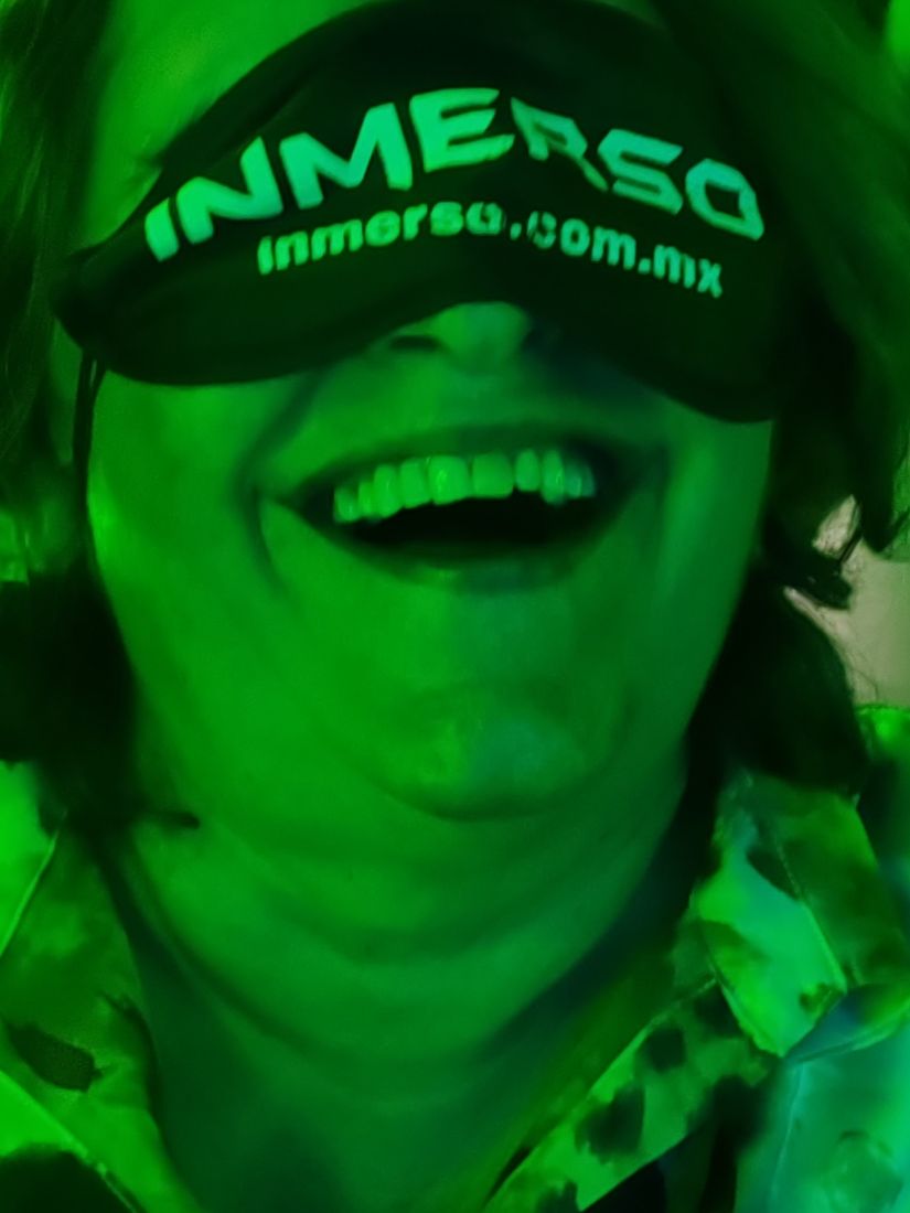 Asistente riendo durante la función INMERSO