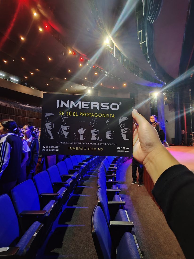 Auditorio escolar durante una función INMERSO