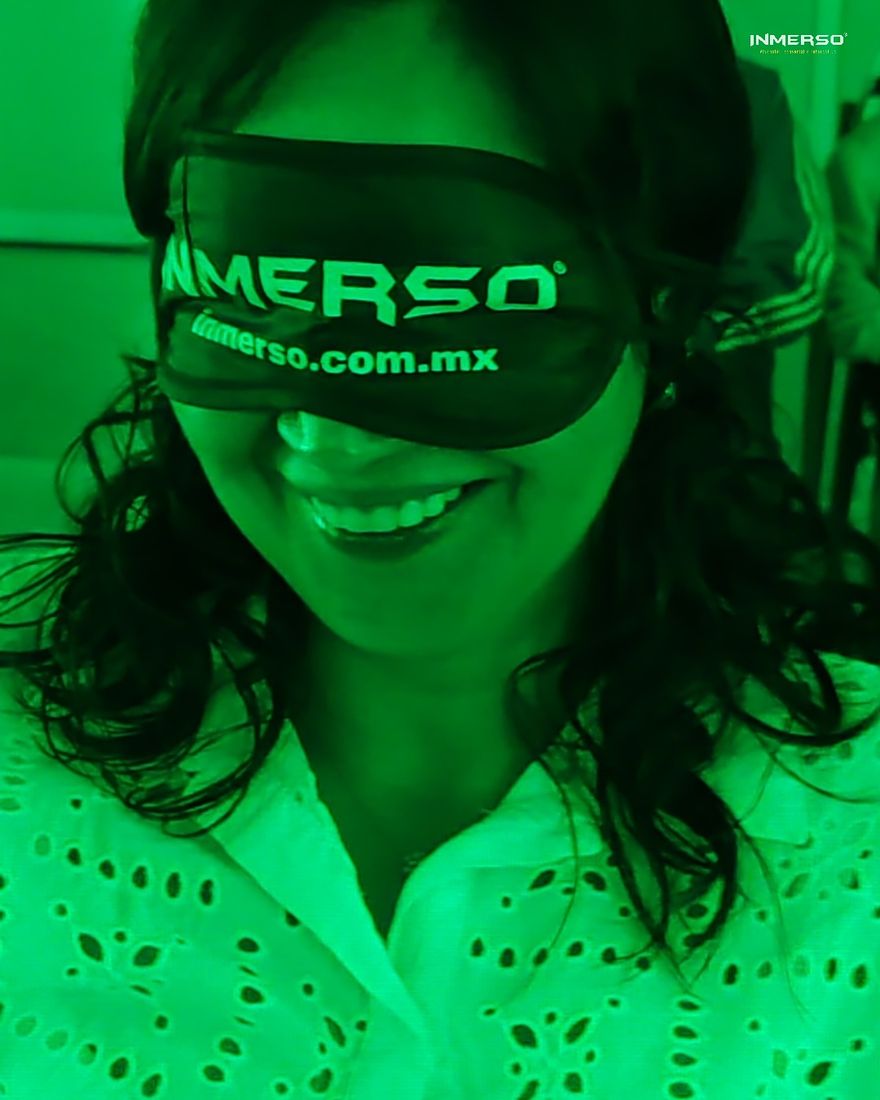 Asistente sonriendo con antifaz INMERSO